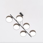 Lampa wisząca Drumz z sześcioma oprawami E14, w brązowej kolorystyce, z okrągłymi kloszami i metalowym stelażem, zawieszona równolegle do sufitu na czarnej podstawie. Klosze białe, zapewniające równomierne oświetlenie.