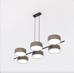 Lampa wisząca Drumz z sześcioma oprawami E14 w brązowych abażurach, zawieszona na czarnym stelażu. Abażury mają okrągły kształt i emitują miękkie światło, umieszczone na poziomej listwie, wisi z sufitu na dwóch linkach.
