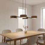 Lampa wisząca Drumz 4xE14 w brązowym kolorze, z okrągłymi kloszami, zawieszona nad drewnianym stołem. Ujęcie frontalne, w tle jasne ściany i okna, stylowe krzesła oraz dekoracyjny wazon z suszonymi kwiatami.
