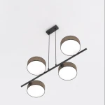 Lampa wisząca Drumz 4xE14 w brązowym kolorze z czterema okrągłymi kloszami, zawieszona na czarnej rurze. Klosze mają białe, szklane wypełnienie i teksturowane brązowe obramowanie, montowana sufitowo, w perspektywie z dołu.