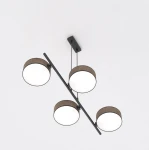 Lampa wisząca Drumz 4xE14 w kolorze brązowym, z czterema okrągłymi kloszami na metalowej ramie. Ułożona w poziomie, zawieszona na prostokątnej podsufitce. Klosze mają matowe białe szkło, co zapewnia równomierne oświetlenie.