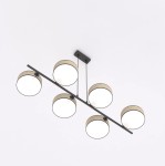 Lampa wisząca Drumz z rattanowymi kloszami, sześć źródeł światła E14. Metalowa konstrukcja w kolorze czarnym, okrągłe klosze z jasnym wykończeniem, zawieszona na prostej belce. Idealna do nowoczesnych wnętrz.