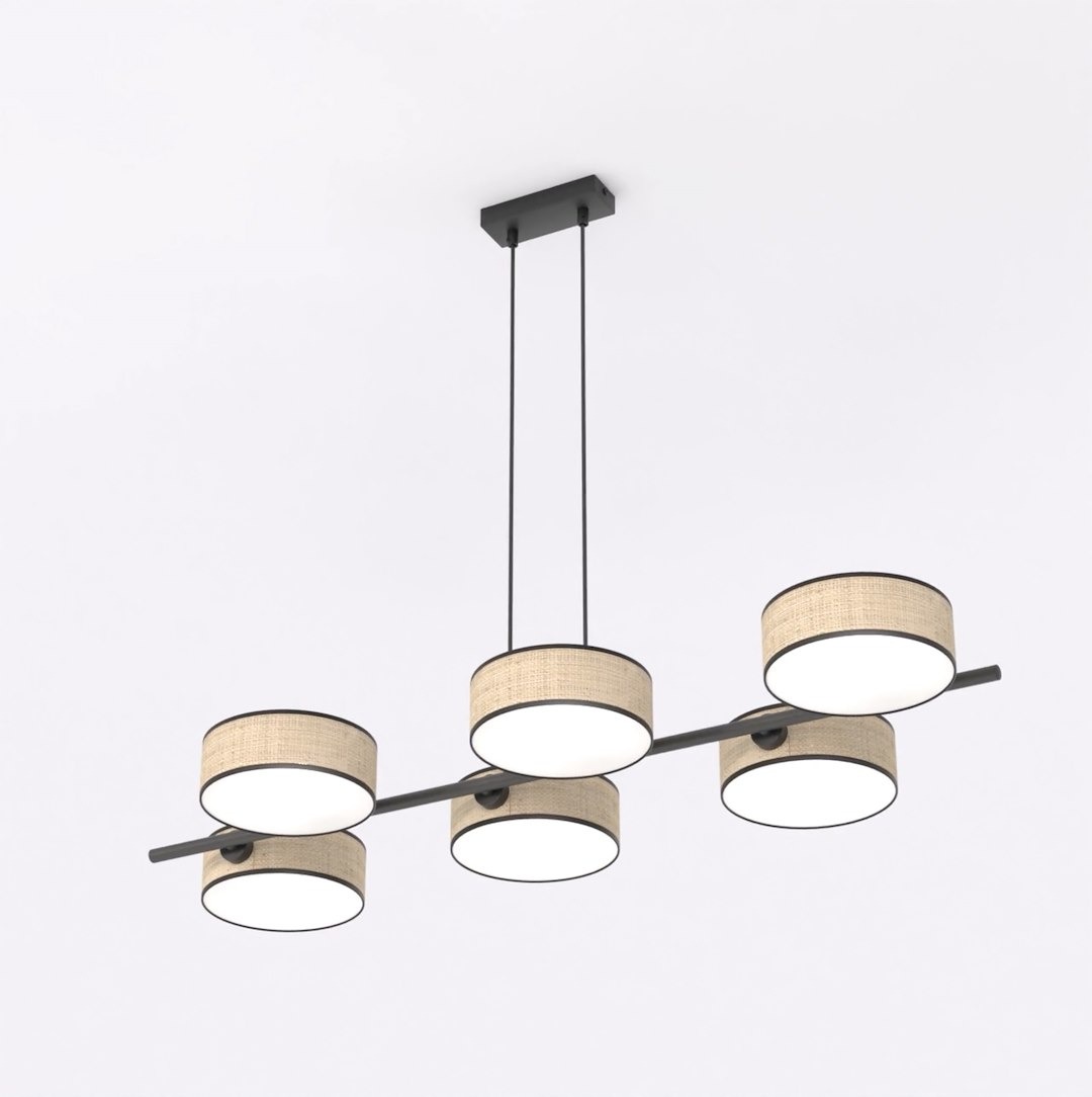 Lampa wisząca Drumz z sześcioma kloszami E14 w rattanowym wykończeniu, zawieszona na czarnym stelażu. Klosze mają okrągły kształt z białym, rozproszonym światłem. Produkt montowany do sufitu, w prostym, nowoczesnym stylu.