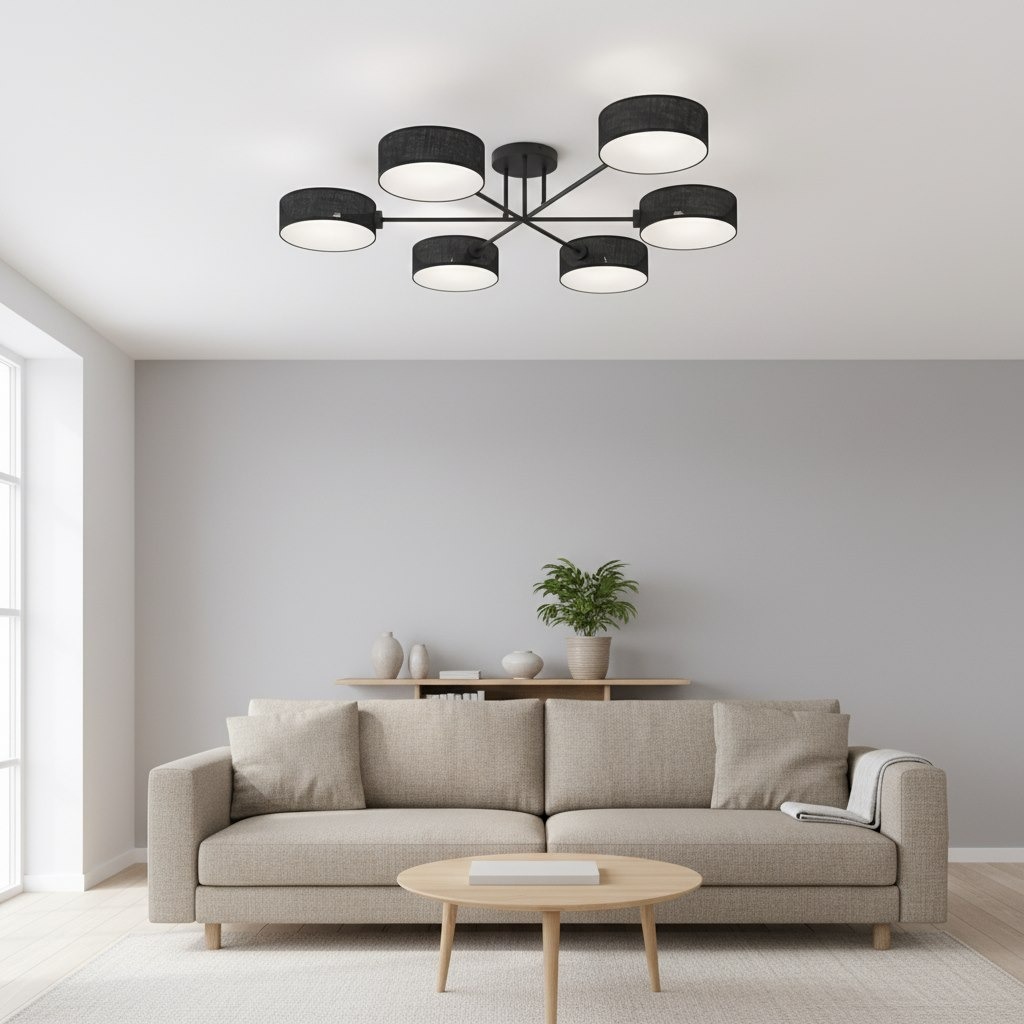 Lampa sufitowa Maga z sześcioma oprawami E14 w kolorze czarnym, z cylindrycznymi abażurami, montowana na suficie. Ujęcie frontalne, w aranżacji salonu z kanapą i rośliną. Jasne tło, minimalistyczne detale.