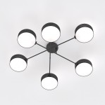 Lampa sufitowa Maga z sześcioma kloszami E14 w kolorze czarnym, z metalową konstrukcją. Klosze w formie okrągłych tub z białym szkłem, zamontowane na promienistych ramionach. Ujęcie z dołu, na jednolitym tle.