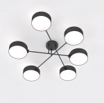 Czarna lampa sufitowa Maga z sześcioma kloszami E14, umieszczonymi na cienkich, metalowych ramionach. Klosze w kształcie cylindrów z białym wnętrzem, montowana na suficie, z widocznym mocowaniem centralnym.