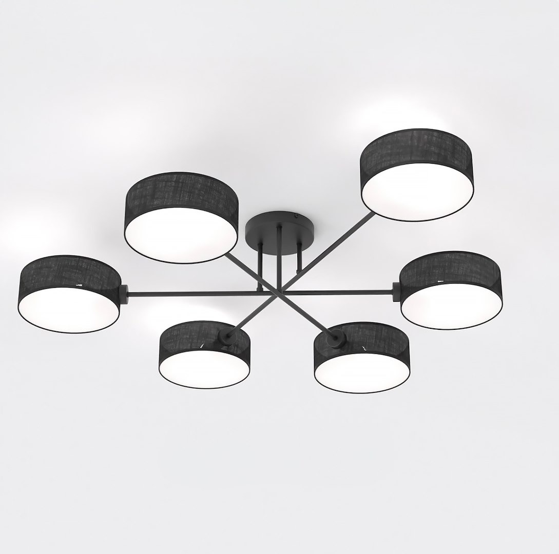 Czarna lampa sufitowa Maga z sześcioma kloszami w kształcie cylindrów, wykonana z materiału tekstylnego. Lampa ma metalową podstawę i jest zamontowana na suficie, oferując nowoczesne oświetlenie dla wnętrz.