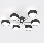 Czarna lampa sufitowa Maga z sześcioma kloszami w kształcie cylindrów, wykonana z materiału tekstylnego. Lampa ma metalową podstawę i jest zamontowana na suficie, oferując nowoczesne oświetlenie dla wnętrz.