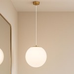 Lumia D30 lampa wisząca z białym, okrągłym kloszem i złotym stelażem, zawieszona na cienkim, białym przewodzie. Lampa znajduje się w jasnym wnętrzu, obok lustra o złotej ramie, na tle beżowej ściany.