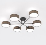 Brązowa lampa sufitowa Maga z sześcioma kloszami E14, umieszczona w centralnym punkcie, z kloszami w formie cylindrów z białym wnętrzem. Metalowa konstrukcja z regulowanymi ramionami, pod kątem, na jasnym tle.
