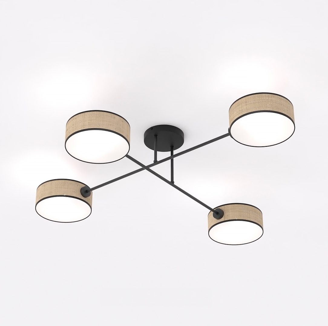 Lampa sufitowa Maga z czterema oprawami E14, z metalowym stelażem w kolorze czarnym oraz kloszami z rattanowej tkaniny w jasnym odcieniu. Ułożona równolegle, z białym źródłem światła, na prostym tle. Idealna do nowoczesnych wnętrz.