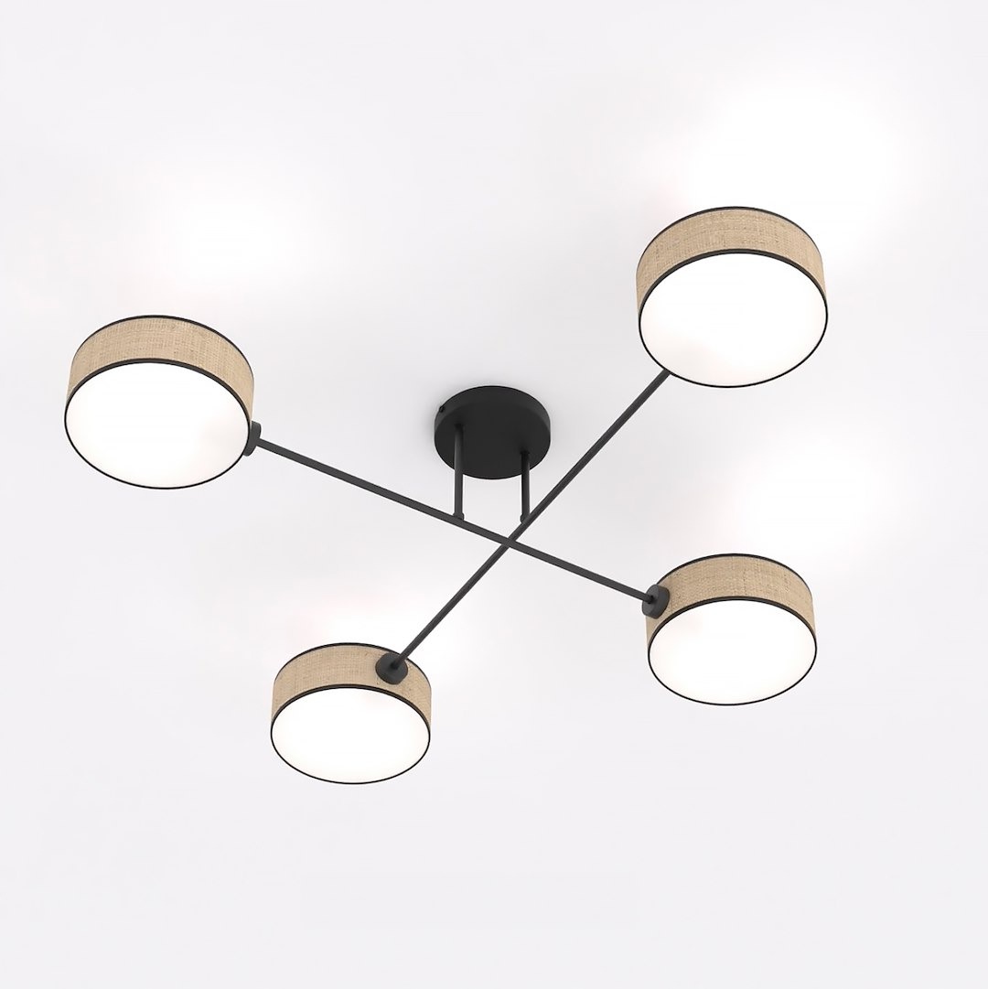 Lampa sufitowa Maga z czterema źródłami światła E14, z metalową konstrukcją w kolorze czarnym i abażurami z rattanowego materiału w jasnym odcieniu. Produkt zamocowany na suficie, z kloszami w kształcie cylindrów. Tło białe.