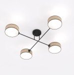 Lampa sufitowa Maga z czterema źródłami światła E14, z metalową konstrukcją w kolorze czarnym i abażurami z rattanowego materiału w jasnym odcieniu. Produkt zamocowany na suficie, z kloszami w kształcie cylindrów. Tło białe.
