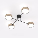 Lampa sufitowa Maga z czterema kloszami w kolorze naturalnym, wykonana z rattanu, na czarnej metalowej podstawie. Klosze mają okrągły kształt i białe, mleczne wykończenie. Produkt montowany na suficie, widok z dołu.