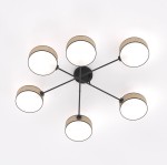 Lampa sufitowa Maga z sześcioma kloszami E14, z brązowym wykończeniem rattanowym. Konstrukcja czarna, z sześcioma okrągłymi, białymi kloszami. Ujęcie z dołu, pokazujące rozłożenie ramion i kloszy.