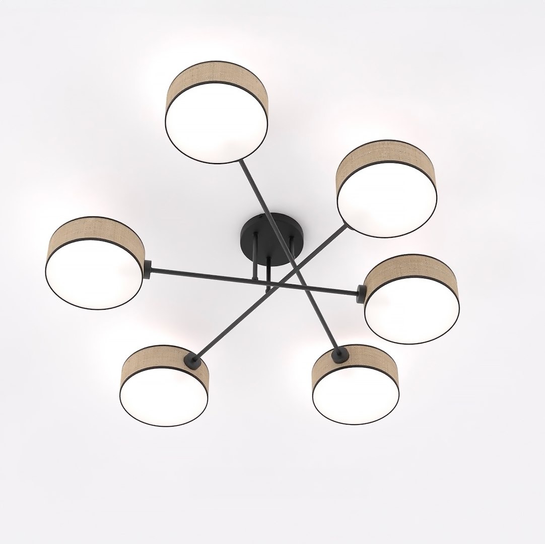 Lampa sufitowa Maga z sześcioma źródłami światła E14, w stylu rattanowym. Posiada okrągłe klosze w kolorze beżowym z czarnymi obrzeżami, rozłożona na czterech ramionach, montowana na suficie. Tło białe.