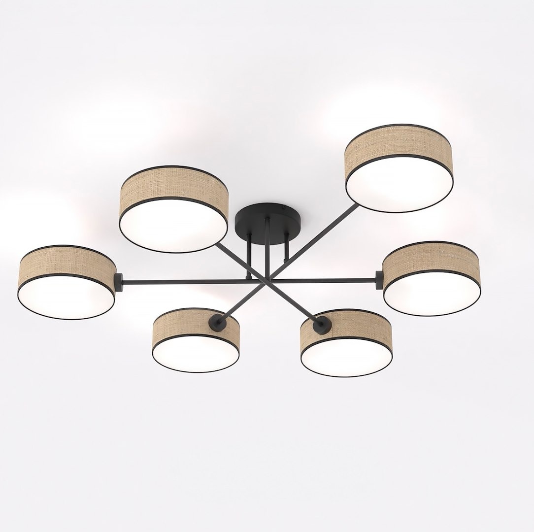 Lampa sufitowa Maga z sześcioma kloszami E14 w kolorze beżowym, wykonana z rattanu. Metalowa konstrukcja w kolorze czarnym, z równomiernym rozmieszczeniem źródeł światła, montowana na suficie. Tło białe.
