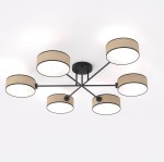 Lampa sufitowa Maga z sześcioma kloszami E14 w kolorze beżowym, wykonana z rattanu. Metalowa konstrukcja w kolorze czarnym, z równomiernym rozmieszczeniem źródeł światła, montowana na suficie. Tło białe.