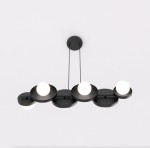 Lampa wisząca Model 1486/6 w kolorze czarnym z sześcioma okrągłymi źródłami światła, zawieszona na cienkich linkach. Okrągłe klosze w minimalistycznym designie, umieszczone na poziomej podstawie. Tło białe, co podkreśla elegancki wygląd lampy.