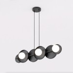 Czarna lampa wisząca 6xG9 z okrągłymi kloszami, zawieszona na dwóch cienkich linkach. Klosze mają matową powierzchnię i emitują okrągłe źródło światła. Ujęcie z góry, na jednolitym tle, ukazujące nowoczesny design.