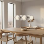 Lampa wisząca w kolorze czarnym i białym z sześcioma okrągłymi kloszami, zawieszona na długich linkach, umieszczona nad drewnianym stołem w jasnym wnętrzu. Widoczne okna w tle, minimalistyczna aranżacja z roślinami i dekoracjami.