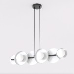 Lampa wisząca Model 6xG9 w czarnej i białej kolorystyce, z sześcioma okrągłymi kloszami na długich przewodach. Klosze z białego materiału z centralnymi źródłami światła, montowana na suficie. Prosta, nowoczesna forma.