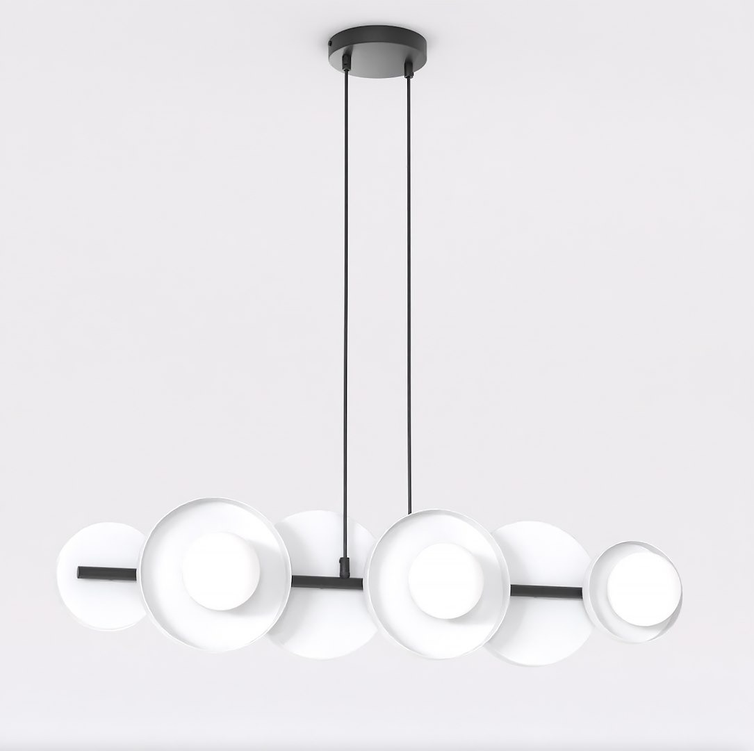 Lampa wisząca model 1487/6 w kolorze czarnym i białym, z sześcioma okrągłymi kloszami o matowej powierzchni. Ułożona poziomo, zawieszona na dwóch czarnych linkach, z centralnym elementem w formie czarnej belki. Tło jasne, jednolite.
