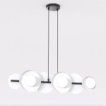 Lampa wisząca model 1487/6 w kolorze czarnym i białym, z sześcioma okrągłymi kloszami o matowej powierzchni. Ułożona poziomo, zawieszona na dwóch czarnych linkach, z centralnym elementem w formie czarnej belki. Tło jasne, jednolite.