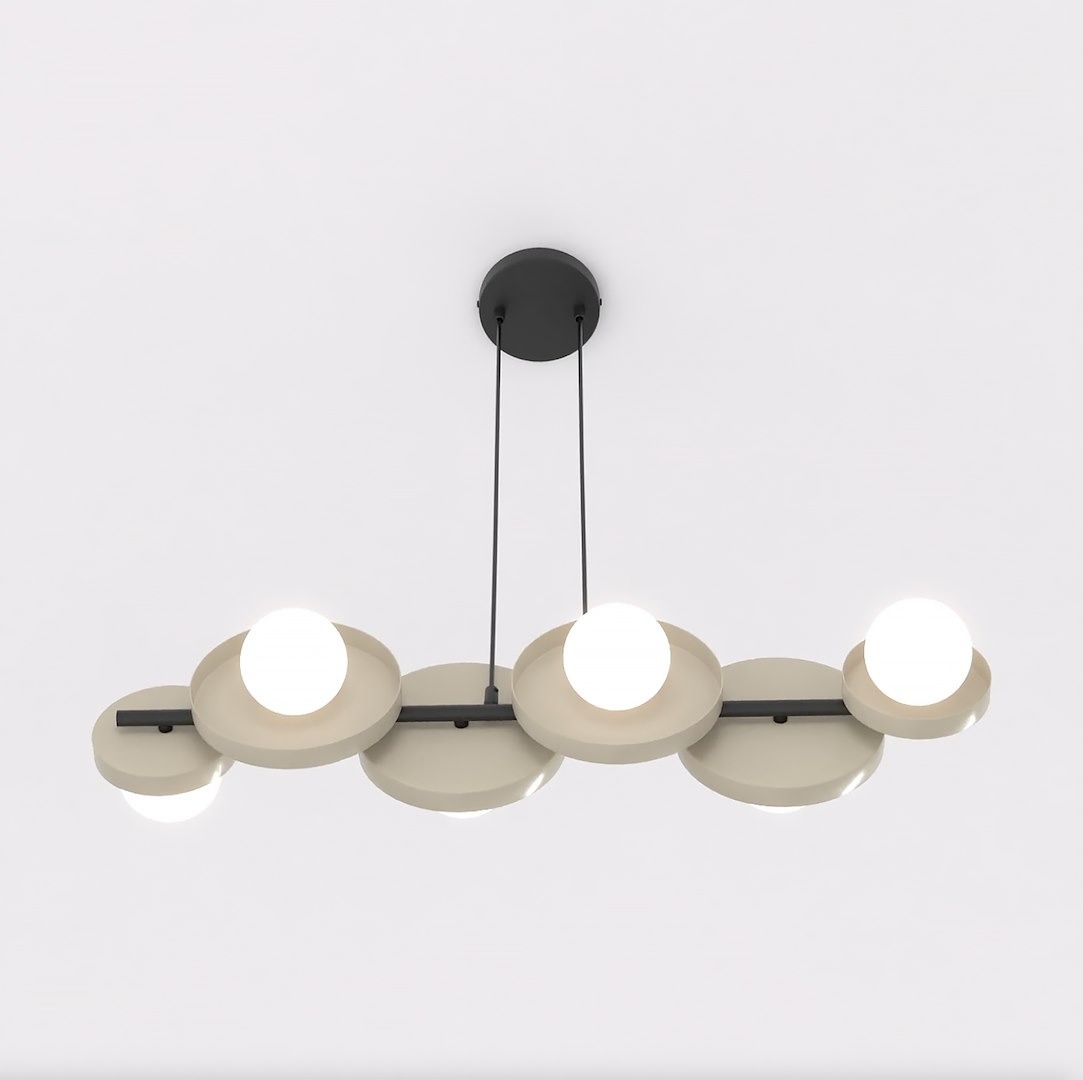 Lampa wisząca w kolorze czarnym z sześcioma okrągłymi kloszami w odcieniu mokka, z żarówkami G9. Ułożona poziomo, zawieszona na cienkich linkach, z sufitowym mocowaniem. Tło białe, co podkreśla prosty, nowoczesny design.