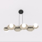Lampa wisząca w kolorze czarnym z sześcioma okrągłymi kloszami w odcieniu mokka, z żarówkami G9. Ułożona poziomo, zawieszona na cienkich linkach, z sufitowym mocowaniem. Tło białe, co podkreśla prosty, nowoczesny design.