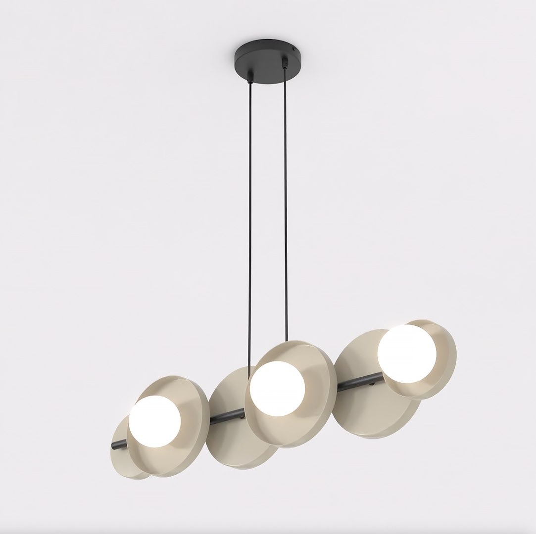Lampa wisząca w kolorze czarnym z sześcioma oprawami G9. Zawieszona na dwóch cienkich kablach, z okrągłymi kloszami w jasnym kolorze, tworzącymi nowoczesny design. Ujęcie frontalne, na białym tle.
