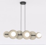 Lampa wisząca Model 1488/6 w kolorze czarnym mokka, wyposażona w sześć źródeł światła G9. Posiada okrągłe klosze w jasnym odcieniu, zawieszona na dwóch cienkich linkach, z okrągłym mocowaniem sufitowym.