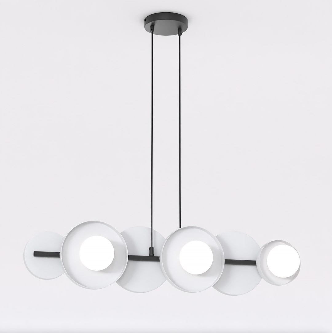 Lampa wisząca model 1489/6 z sześcioma oprawami G9, w kolorze czarnym i szarym. Okrągłe klosze w białym kolorze, zawieszone na dwóch cienkich linkach. Ujęcie z przodu, na jednolitym tle.