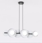 Lampa wisząca model 1489/6 z sześcioma oprawami G9, w kolorze czarnym i szarym. Okrągłe klosze w białym kolorze, zawieszone na dwóch cienkich linkach. Ujęcie z przodu, na jednolitym tle.