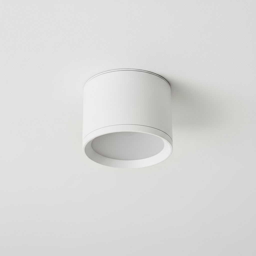 Lampa sufitowa Haro w kształcie tuby, biała, zamontowana na suficie. Posiada oprawę GX53 i stopień ochrony IP54. Gładka powierzchnia, minimalistyczny design, widoczna wewnętrzna lampa.