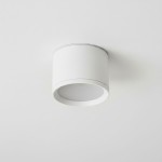 Lampa sufitowa Haro w kształcie tuby, biała, zamontowana na suficie. Posiada oprawę GX53 i stopień ochrony IP54. Gładka powierzchnia, minimalistyczny design, widoczna wewnętrzna lampa.