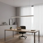 Lampa wisząca w kolorze białym z jedną diodą LED o mocy 40W i barwie światła 4000K. Zawieszona nad biurkiem w nowoczesnym biurze, z minimalistycznym designem, o prostokątnym kształcie, w otoczeniu jasnych zasłon i drewnianego stołu.