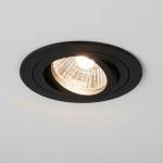 Ruchoma oprawa podtynkowa GU10 w kolorze czarnym, z okrągłym kształtem. Zainstalowana w suficie, emitująca ciepłe światło. Widoczna teksturowana żarówka wewnętrzna, która podkreśla elegancki design.