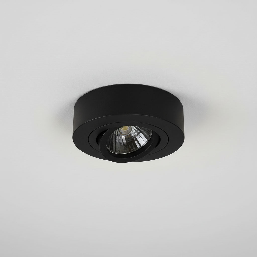 Ruchoma oprawa podtynkowa Beta w kolorze czarnym, okrągła, zamontowana w suficie. Wnętrze oprawy z przezroczystym kloszem, widoczna żarówka. Prosta, minimalistyczna forma, idealna do nowoczesnych wnętrz.