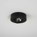 Ruchoma oprawa podtynkowa Beta w kolorze czarnym, okrągła, zamontowana w suficie. Wnętrze oprawy z przezroczystym kloszem, widoczna żarówka. Prosta, minimalistyczna forma, idealna do nowoczesnych wnętrz.