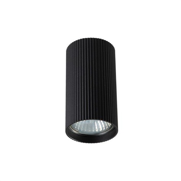 Czarna lampa sufitowa tuba GU10 o cylindrycznym kształcie, z fakturą żłobioną na powierzchni. Widoczna część żarówki na dole. Lampa w pozycji wiszącej, na jednolitym tle.