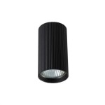 Czarna lampa sufitowa tuba GU10 o cylindrycznym kształcie, z fakturą żłobioną na powierzchni. Widoczna część żarówki na dole. Lampa w pozycji wiszącej, na jednolitym tle.
