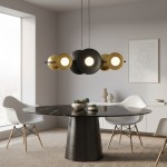 Lampa wisząca Volum w kolorze czarnym i złotym, z sześcioma oprawkami G9, zawieszona na długich linkach. W tle nowoczesna jadalnia z okrągłym stołem z czarnego marmuru, białymi krzesłami i minimalistycznymi dekoracjami.