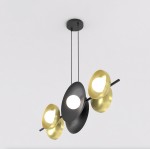 Lampa wisząca Volum 6xG9 w kolorze czarnym i złotym, z sześcioma okrągłymi kloszami, zawieszona na dwóch linkach. Klosze w odcieniach matowej czerni i błyszczącego złota, z centralnym źródłem światła. Montowana sufitowo na okrągłej podstawie.