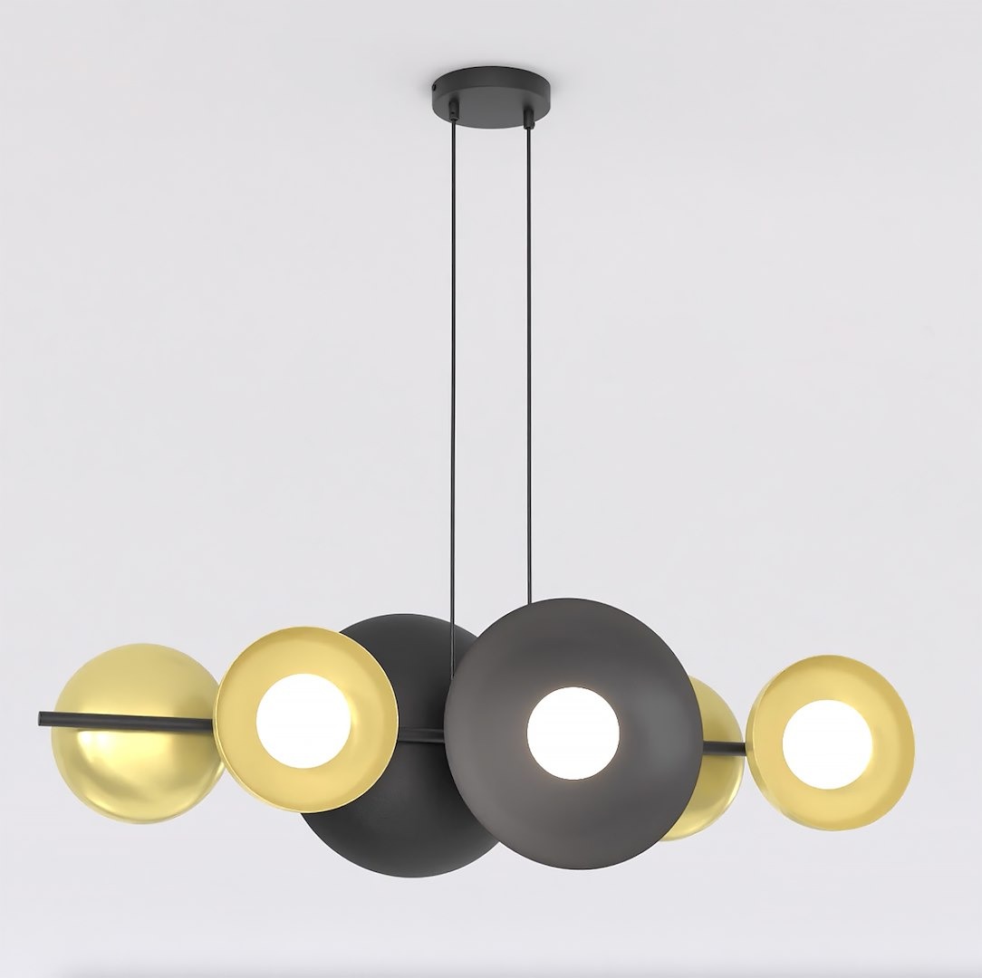 Lampa wisząca Volum z sześcioma źródłami światła G9, w kolorze czarnym i złotym. Okrągłe klosze w różnych rozmiarach, zawieszone na cienkich linkach, z centralnym źródłem światła. Prosty montaż, idealna do nowoczesnych wnętrz.