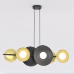 Lampa wisząca Volum z sześcioma źródłami światła G9, w kolorze czarnym i złotym. Okrągłe klosze w różnych rozmiarach, zawieszone na cienkich linkach, z centralnym źródłem światła. Prosty montaż, idealna do nowoczesnych wnętrz.