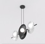 Lampa wisząca Volum z sześcioma źródłami światła G9, w kolorze czarnym i białym. Posiada asymetryczne, owalne klosze, zawieszona na dwóch linkach pod sufitem. Klosze w białym i czarnym kolorze z centralnym źródłem światła. Prosty, nowoczesny design.