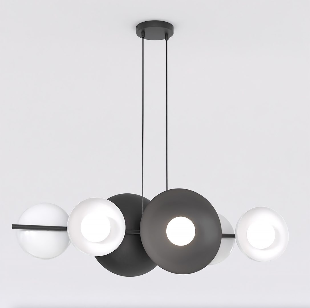 Lampa wisząca Volum 6xG9 w kolorze czarnym i białym, z sześcioma okrągłymi kloszami w różnych odcieniach, zawieszona na dwóch cienkich linkach. Klosze o matowej i błyszczącej fakturze, w tym jeden z otwartym punktem świetlnym.