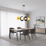 Lampa wisząca Volum 6xG9 w kolorze czarnym, z okrągłymi kloszami w żółtym i białym, zawieszona nad drewnianym stołem w nowoczesnej jadalni. Tło z jasnymi zasłonami i minimalistycznym wystrojem.