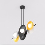 Lampa wisząca Volum z sześcioma źródłami światła G9 w czarnej oprawie. Okrągłe klosze w kolorach czarnym, białym i żółtym zawieszone na cienkich linkach. Produkt wisi w centralnej pozycji, prezentując nowoczesny design.